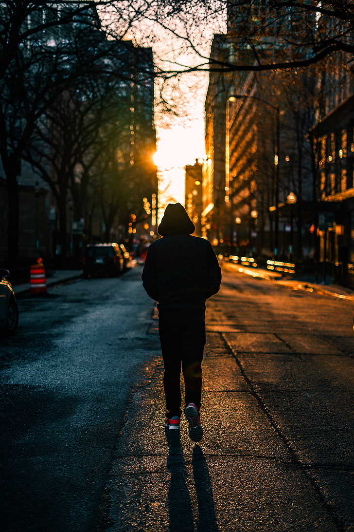 persona che cammina per strada, solitudine, uomo, cappuccio, città, Sfondo HD, sfondo telefono