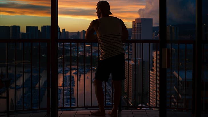 Andrew Tanglao, balcon, crépuscule, penché, chapeau à l'envers, garde-corps, paysage urbain, port, Fond d'écran HD