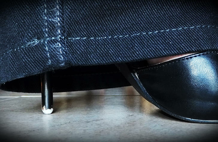 Stiletto Closeup, décolleté con plateau in pelle nera, stiletto, denim, primo piano, pelle, tacco alto, scarpa, Sfondo HD