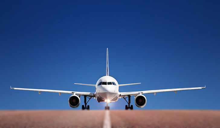 白い旅客機、道路、空、航空、ストリップ、空港、飛行機、道路、飛行機、加速、離陸、飛行、 HDデスクトップの壁紙