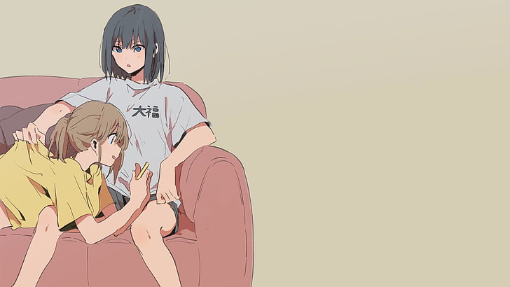 zwei blonde und schwarzhaarige weibliche Anime-Figuren, Anime, Manga, Anime-Mädchen, Minimalismus, einfacher Hintergrund, Schulmädchen, Couch, Beige, Chill Out, HD-Hintergrundbild