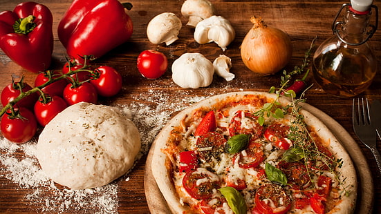 pizza, comida, verduras, cebolla, harina, tomates, superficie de madera, Fondo de pantalla HD HD wallpaper