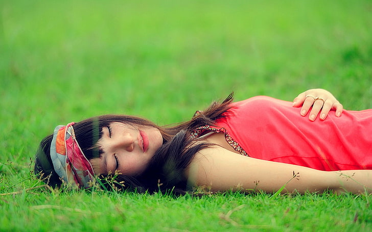 Frauen rotes ärmelloses Top, Brünette, Gras, Emotionen, Entspannung, HD-Hintergrundbild