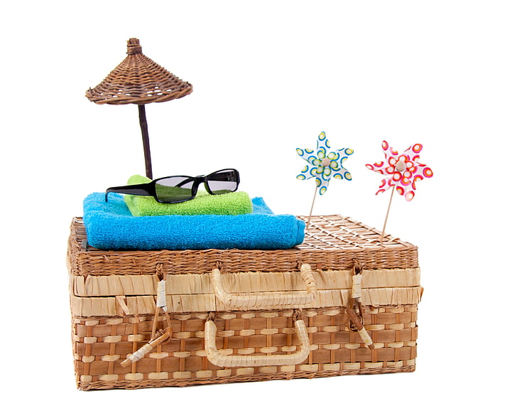 rectangular brown woven basket, things, suitcase, wicker, towels, glasses, white background, turntables, HD wallpaper