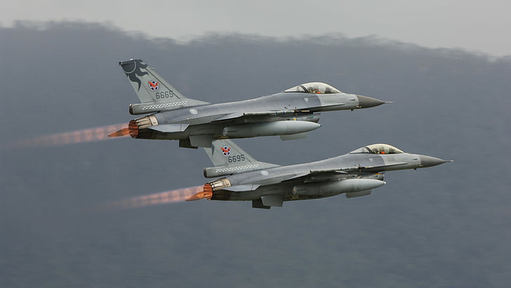 طائرتان نفاثة رمادية اللون ، لوكهيد مارتن F16 ، مقاتلة فالكون مارتن ، جيش الولايات المتحدة الأمريكية ، طائرة مقاتلة، خلفية HD