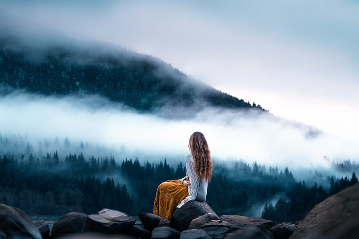 жена, седнала на скална формация, докато гледа към планината, момиче, пейзаж, камъни, изглед, Лизи Гад, Сутрешна медитация, HD тапет