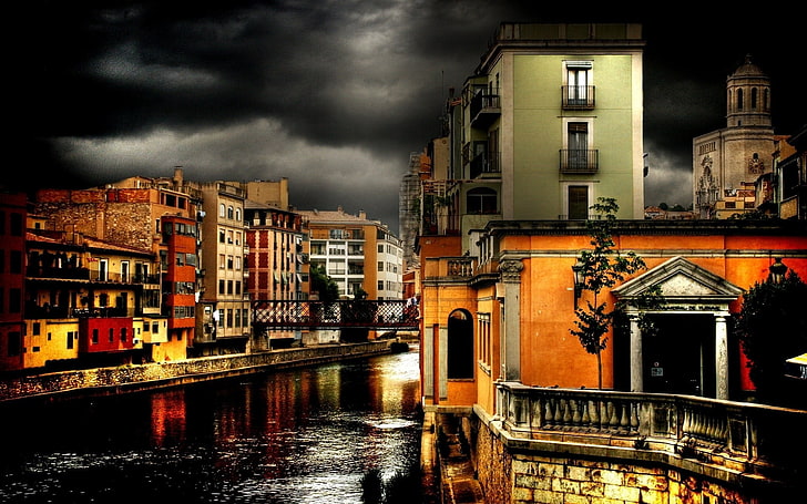 オレンジ色のコンクリートの建物、都市景観、ローマ、暗い、空、水、 HDデスクトップの壁紙