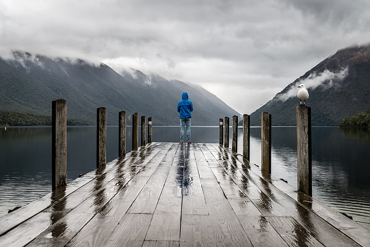 Männer blau Hoodie, Pier, Mann, Berge, allein, Einsamkeit, HD-Hintergrundbild