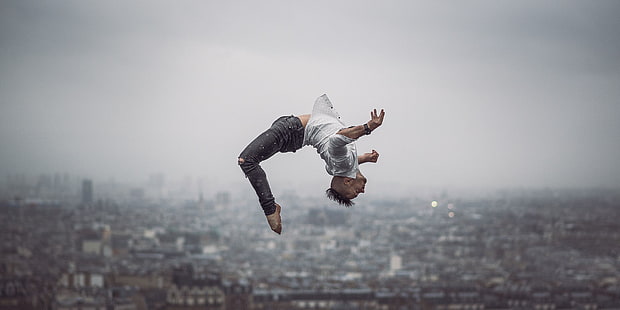 czarny mężczyzna trzepocze nad budynkami, balet, skoki, Paryż, backflip, mężczyźni, Tapety HD HD wallpaper