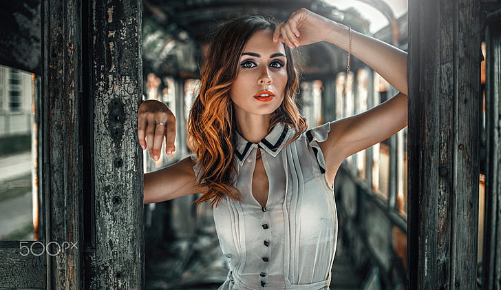Damian Piórko, женщины, модель, смотрит на зрителя, длинные волосы, Katarzyna Kluska, глубина резкости, подмышки, развалины, рыжие волосы, волнистые волосы, портрет, лицо, шикарно, HD обои