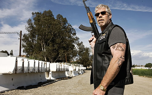 Ron Perlman Sons of Anarchy, men's black leather vest, actor, tv series, drama, photo, HD wallpaper HD wallpaper