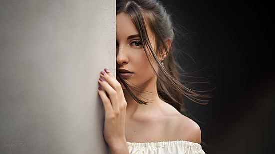 Sergey Fat, kobiety, modelka, patrząc na widza, długie włosy, brunetka, proste włosy, proste tło, twarz, nagie ramiona, portret, Tapety HD HD wallpaper