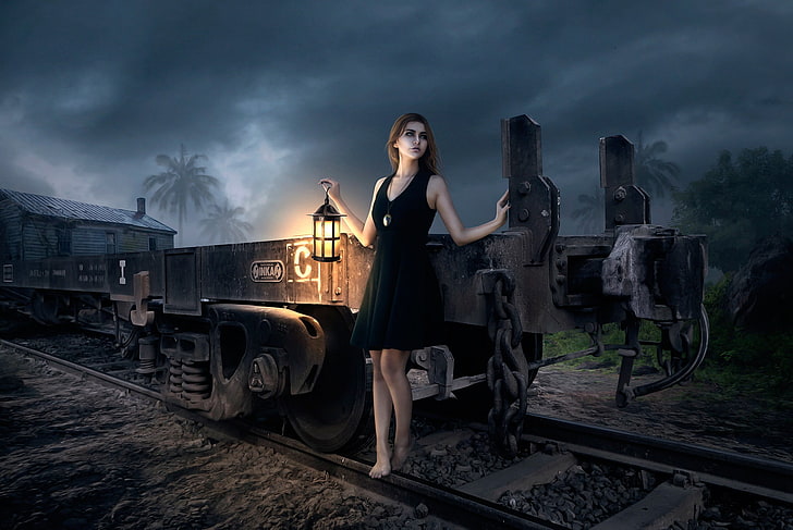 Pintura de mujer vestida con mini vestido negro sin mangas con linterna cerca del tren negro en el riel, noche, arte digital, modelo, linterna, ferrocarril, Fondo de pantalla HD