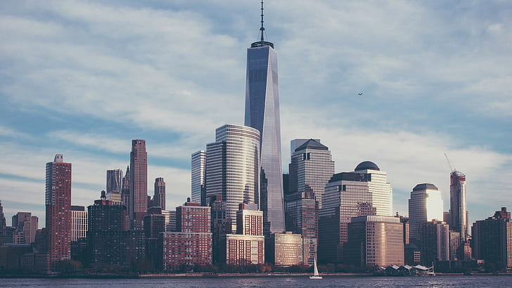 архитектура, сграда, град, градски пейзаж, небостъргач, Ню Йорк, САЩ, Един Световен търговски център, Манхатън, облаци, море, яхта, отражение, HD тапет
