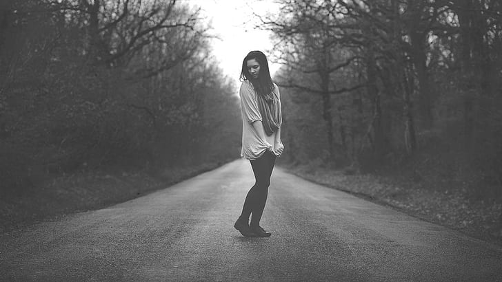 Ragazza in piedi su strada, ragazza, strada, in piedi, in bianco e nero, Sfondo HD