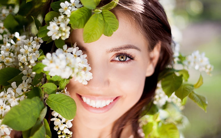 Frauengesicht, weiße Blumen, Frauen, Gesicht, haselnussbraune Augen, kastanienbraunes Haar, Blätter, Blumen, Frauen draußen, Kirschbäume, Kirschblüte, Natur, lächelnd, HD-Hintergrundbild