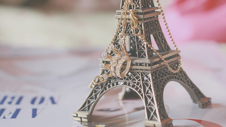 Eiffel Tower keychain, eiffel tower, souvenir, jewelry, macro, HD wallpaper