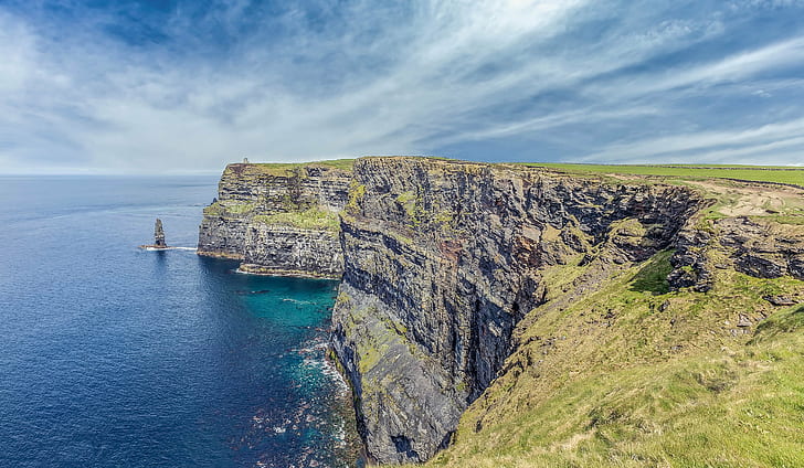 水域、モハーの断崖、水域、アイルランド、自然、海、大西洋、草青、青い空、海、崖、海岸線、岩-オブジェクト、大西洋、風景、風景、ヨーロッパの近くの緑と灰色の崖、 HDデスクトップの壁紙