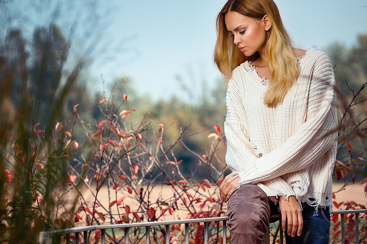 mujer, modelo, rubia, naturaleza, profundidad de campo, suéter, suéter blanco, Fondo de pantalla HD