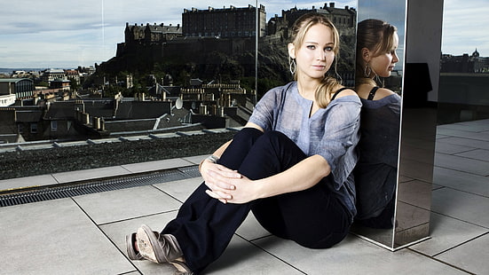 camicia da donna a maniche lunghe blu e pantaloni neri, Jennifer Lawrence, donna, attrice, seduta, Sfondo HD HD wallpaper