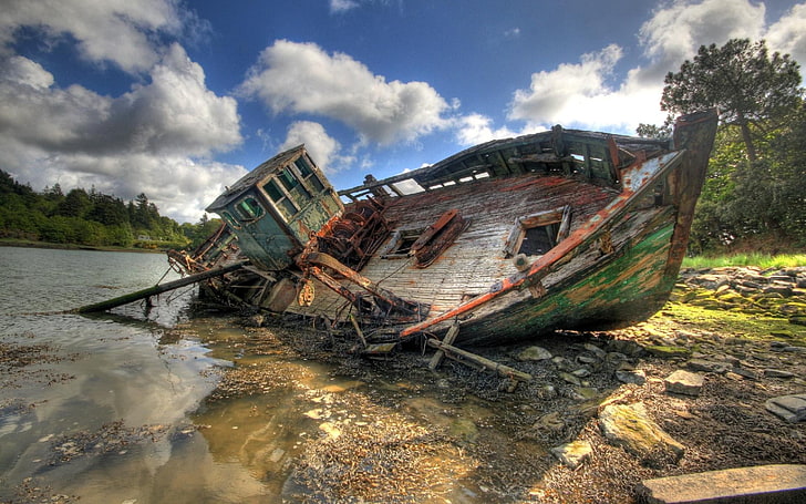 rusted green boat, wrecked brown and green boat under cloudy blue sky during daytime, shipwreck, wreck, boat, HDR, HD wallpaper