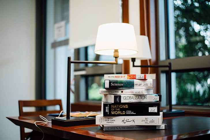 книги с различно заглавие, книги, маса, лампа, HD тапет