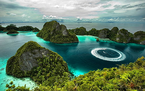 緑の島々、自然、風景、島、熱帯、森林、海、岩、石灰岩、ボート、雲、ビーチ、休暇、夏、インドネシア、 HDデスクトップの壁紙 HD wallpaper