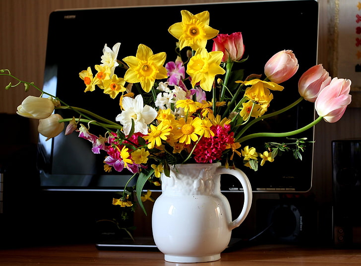 decorazioni di fiori artificiali gialli, bianchi e rosa, tulipani, narcisi, giacinti, fiori, mazzi di fiori, vaso, monitor, Sfondo HD