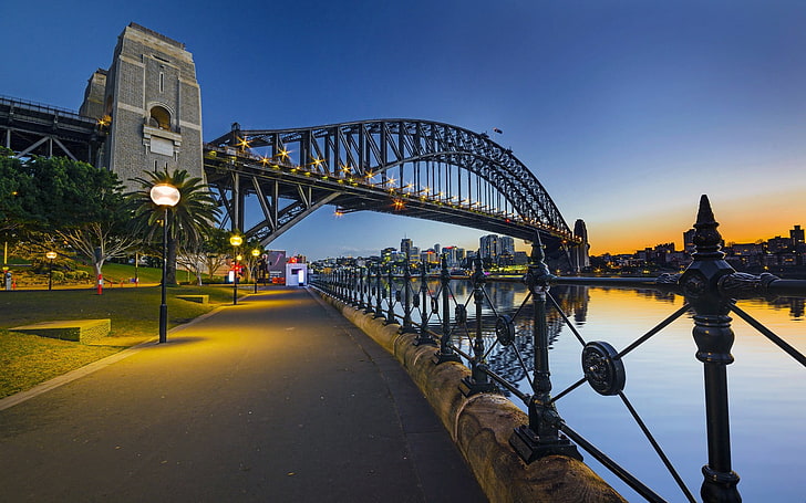 черен мост, архитектура, вода, градски пейзаж, Сидни, Австралия, мост, улица, вечер, светлини, залез, река, палми, сграда, ограда, отражение, HD тапет