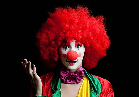 взрослый красный, зеленый и желтый костюм клоуна, клоун, девушка, черный фон, HD обои HD wallpaper