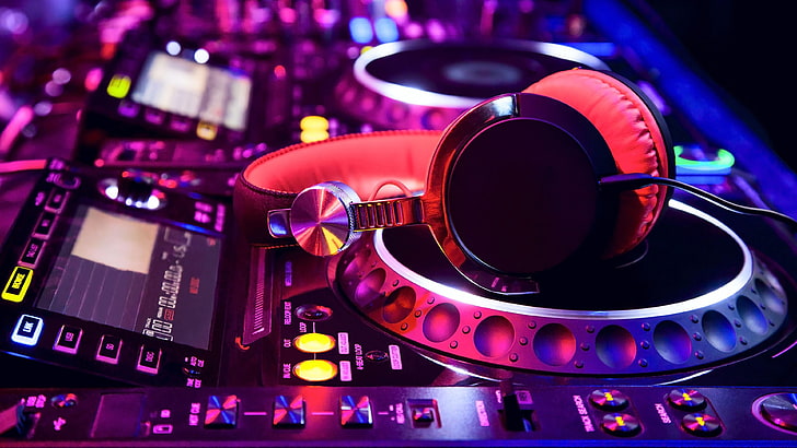 червени кабелни слушалки и сив DJ контролер, слушалки, музика, лилаво, хубаво, HD тапет