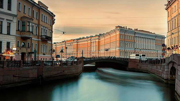 edificios de hormigón marrón, arquitectura, edificio, ciudad, San Petersburgo, Rusia, larga exposición, río, edificio antiguo, puente, calle, coche, Fondo de pantalla HD