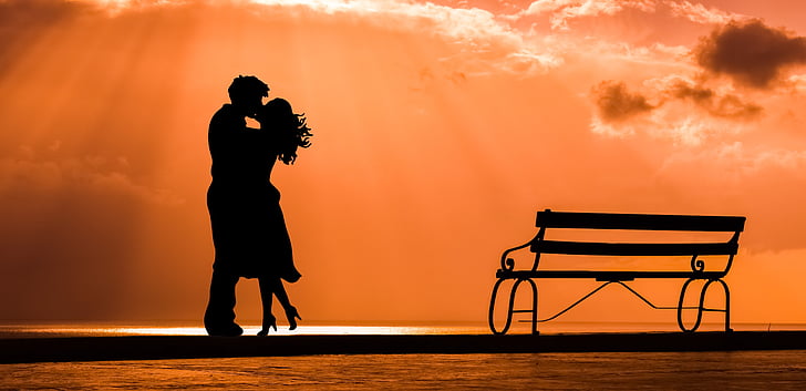 silueta de hombre y mujer beso al lado del banco, beso, pareja, puesta de sol, silueta, 5K, Fondo de pantalla HD