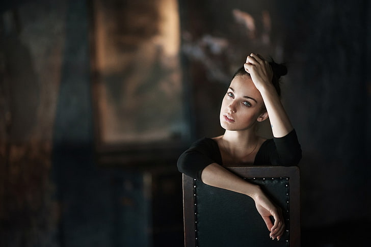Alla Berger, retrato, mujer, sentada, silla, cara, Fondo de pantalla HD