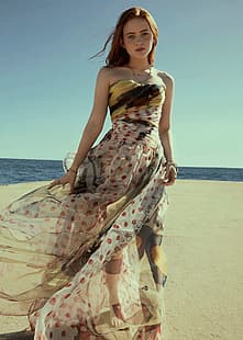 Sadie Sink, 여성, 여배우, 뷰어를보고, 빨간 머리, 시스루 드레스, 팔찌, 맨발, 맨 어깨, 해변의 여성, 반지, HD 배경 화면 HD wallpaper