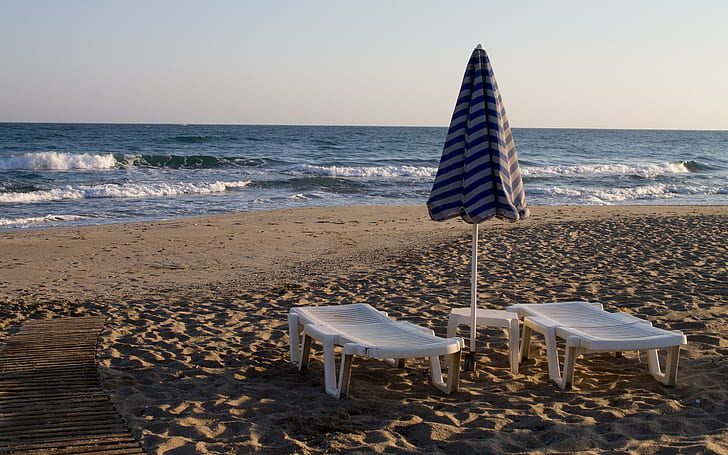 Umbrella and chairs in the sunrise, white and black patio umbrella, beaches, 2880x1800, sand, umbrella, sunrise, chair, summer, HD wallpaper