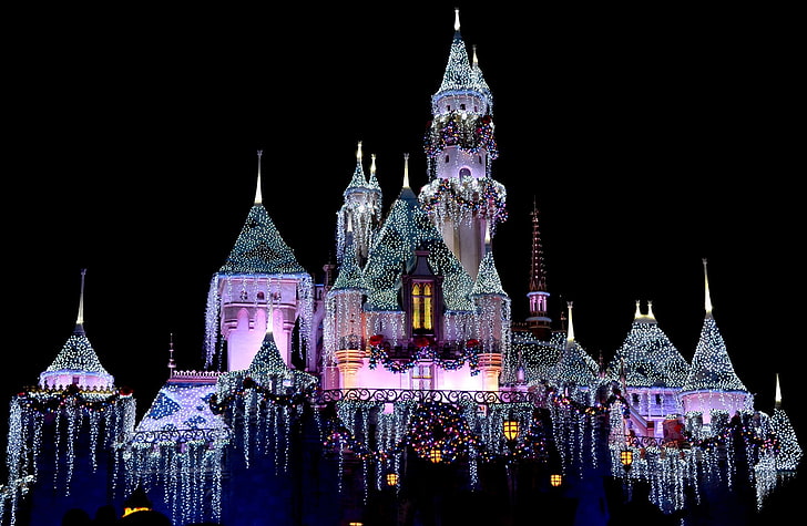 Disneyland Sleeping Beauty Castle - ฤดูหนาว, ปราสาทวอลต์ดิสนีย์, สถาปัตยกรรม, ดิสนีย์แลนด์, ปราสาท, ความงามยามค่ำคืน, วันหยุด, ฤดูหนาว, คริสต์มาส, ความสุข, วอลล์เปเปอร์ HD