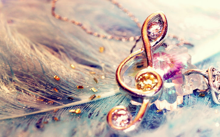 gold-colored g-clef pendant, macro, feathers, key, Violin, HD wallpaper