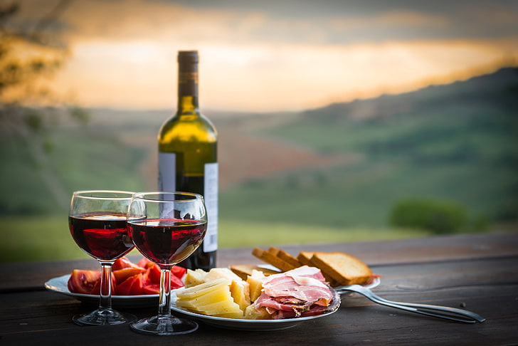 garrafa de vinho verde, paisagem, mesa, vinho, garrafa, queijo, copos, pão, pratos, ficha, tomates, presunto, HD papel de parede