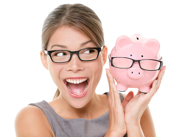 女性の黒いフレームの眼鏡と豚の貯金箱、貯金箱、女の子、眼鏡、喜び、 HDデスクトップの壁紙