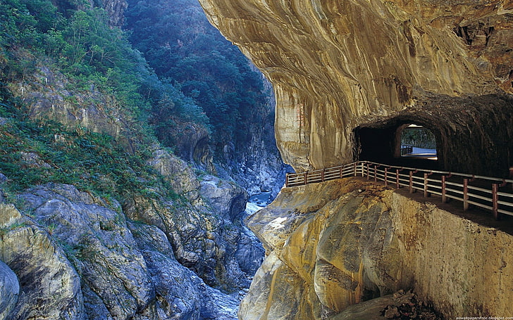 茶色と黒の木製テーブル、道路、自然、風景、谷、岩の形成、フェンス、崖、太oko閣渓谷、台湾、大理石、 HDデスクトップの壁紙