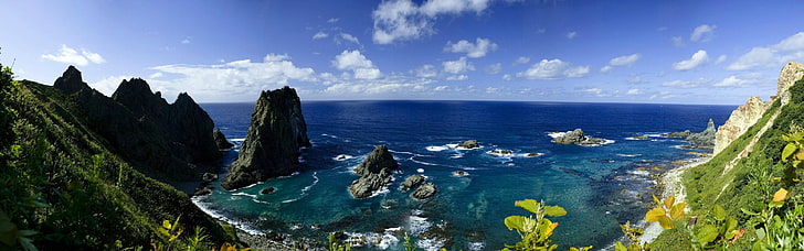 Cuerpo de agua cerca de la montaña bajo el cielo azul, pantalla múltiple, playa, mar, Fondo de pantalla HD