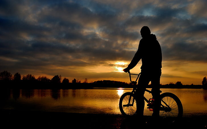 Cykelsilhouette Sunset Lake HD, man med illustrationen för cykelsilhouette, naturen, solnedgången, sjön, silhuetten, cykeln, HD tapet