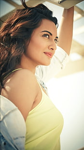 Pretty Sonakshi Sinha, 여성용 노란색 캐미 탑, 여성 유명 인사, Sonakshi Sinha, 볼리우드, 여배우, HD 배경 화면 HD wallpaper