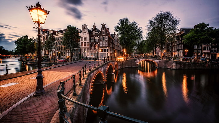 夜、ヨーロッパ、オランダ、街路灯、皇帝運河、皇帝運河、橋、夕暮れ、川、アムステルダム、水路、木、都市、夜、町、空、カイザースグラハト、運河、水、反射、 HDデスクトップの壁紙