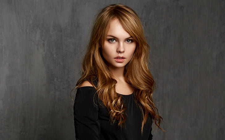 Anastasia Scheglova, potret, latar belakang sederhana, wanita, rambut bergelombang, Wallpaper HD