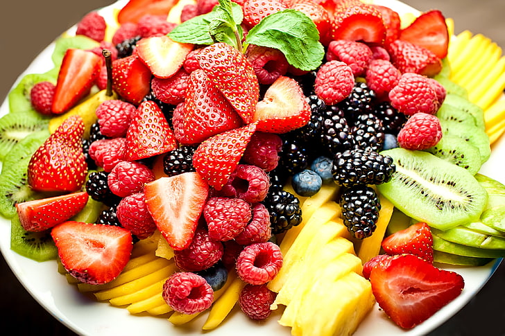 raspberry lot, berries, raspberry, kiwi, blueberries, strawberry, plate, fruit, BlackBerry, HD wallpaper