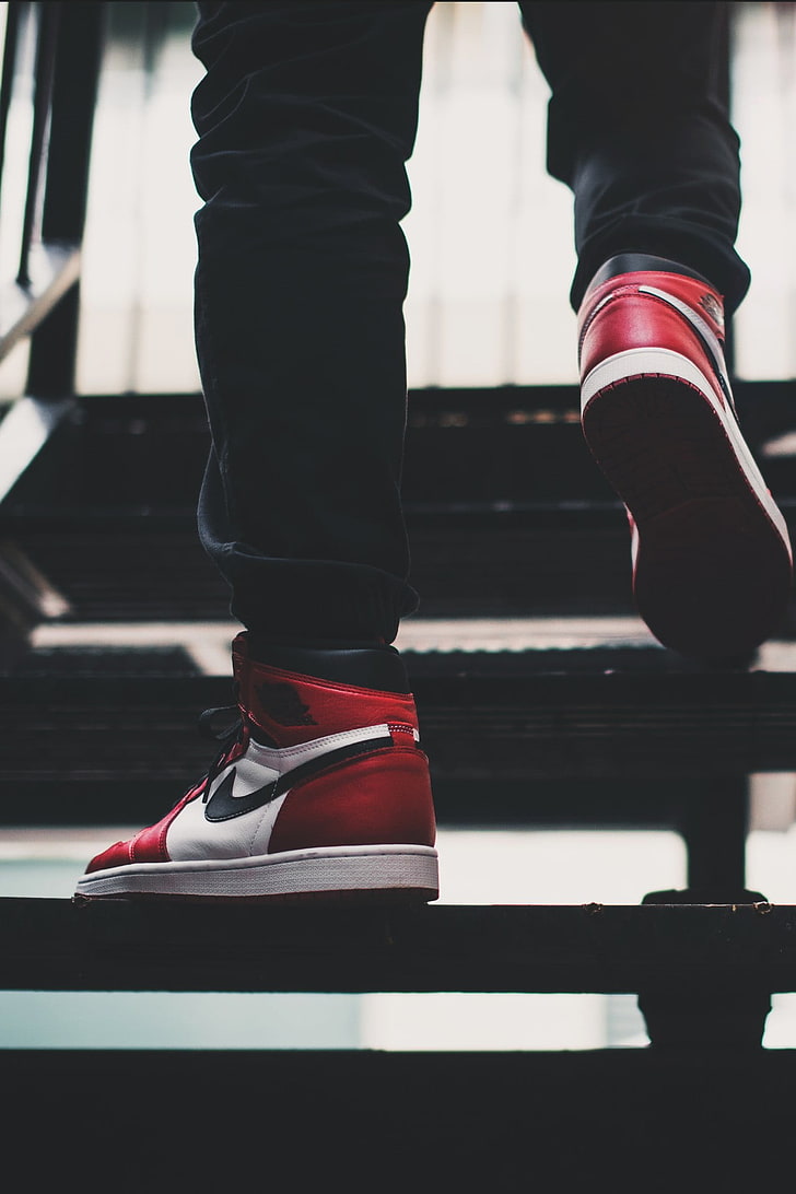 Paar rot-weiße Nike Air Jordan 1, Schuhe, Nike, Treppen, HD-Hintergrundbild, Handy-Hintergrundbild
