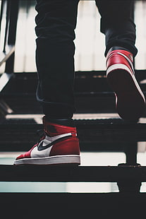paio di Nike Air Jordan 1 rosse e bianche, scarpe, Nike, scale, Sfondo HD HD wallpaper