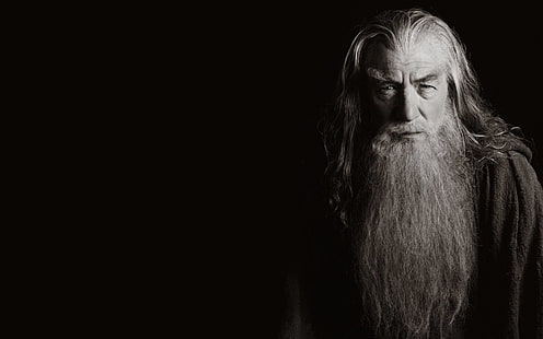 Fondo de pantalla de personaje de El señor de los anillos, Gandalf, El señor de los anillos, películas, Ian McKellen, sepia, fondo oscuro, fondo simple, monocromo, Fondo de pantalla HD HD wallpaper